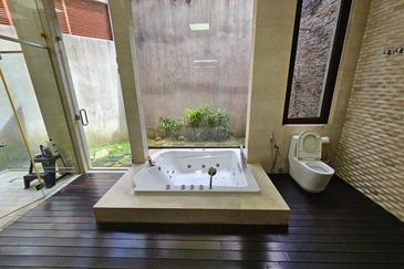 2.5 Storey Modern Villa on guarded street