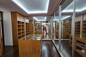 2.5 Storey Modern Villa on guarded street