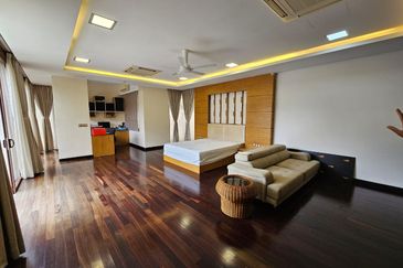 2.5 Storey Modern Villa on guarded street