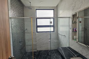 4 Storey Modern Bungalow on Guarded Street (Move in Condition)