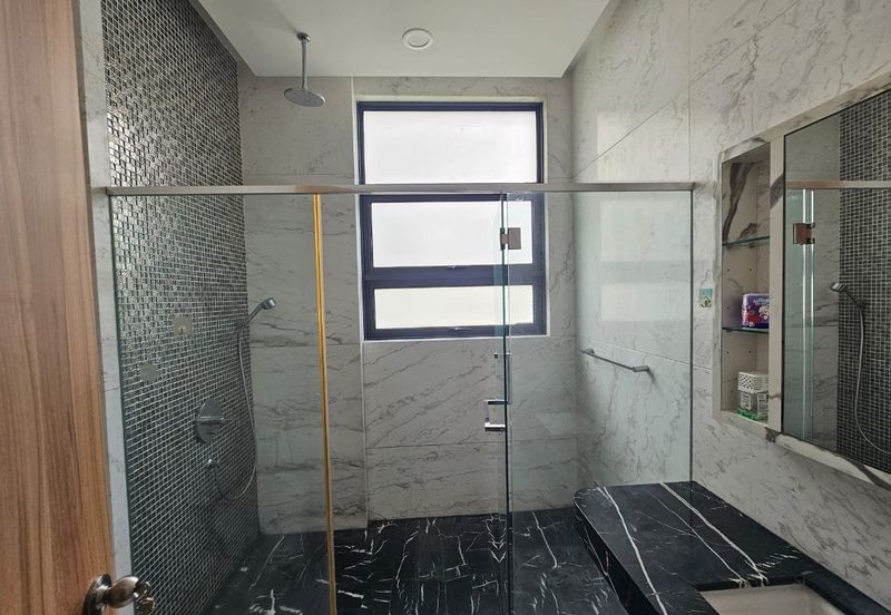 4 Storey Modern Bungalow on Guarded Street (Move in Condition)