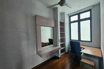 4 Storey Modern Bungalow on Guarded Street (Move in Condition)