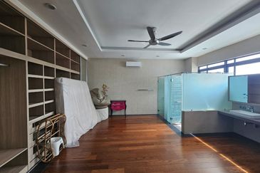 4 Storey Modern Bungalow on Guarded Street (Move in Condition)