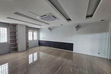 4 Storey Modern Bungalow on Guarded Street (Move in Condition)