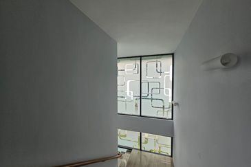 4 Storey Modern Bungalow on Guarded Street (Move in Condition)