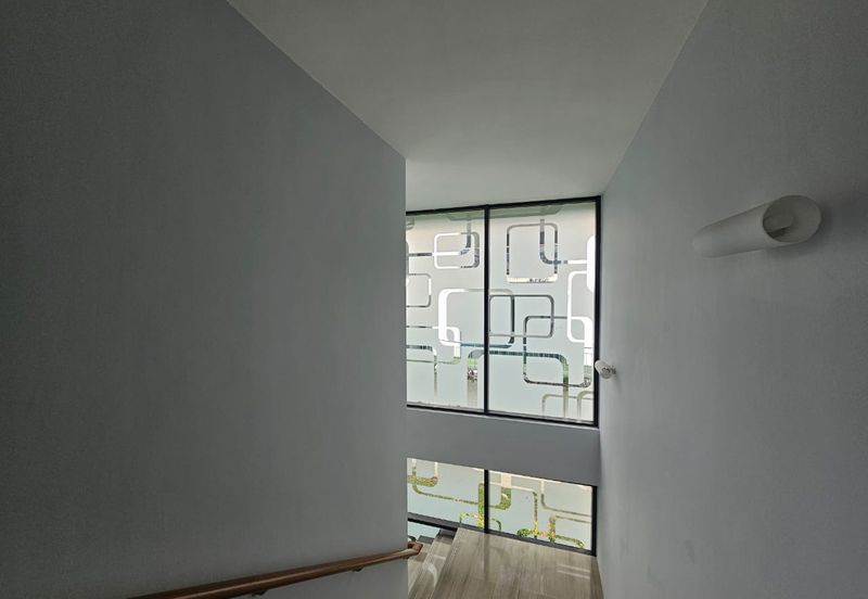 4 Storey Modern Bungalow on Guarded Street (Move in Condition)