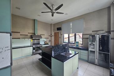 4 Storey Modern Bungalow on Guarded Street (Move in Condition)