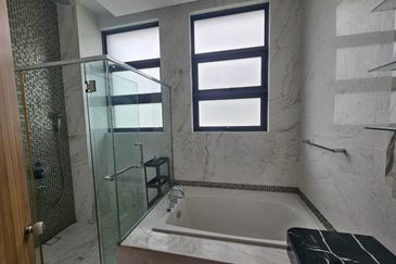 4 Storey Modern Bungalow on Guarded Street (Move in Condition)