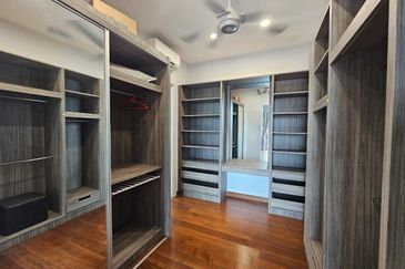 4 Storey Modern Bungalow on Guarded Street (Move in Condition)