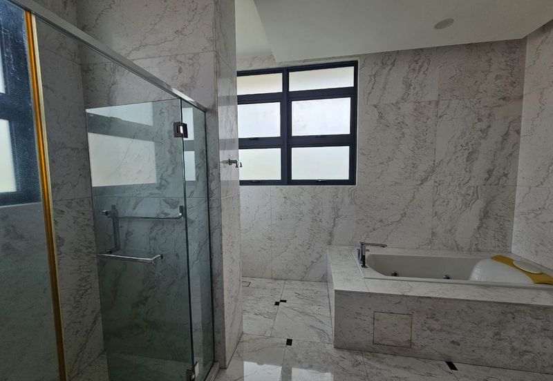 4 Storey Modern Bungalow on Guarded Street (Move in Condition)