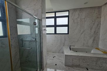 4 Storey Modern Bungalow on Guarded Street (Move in Condition)