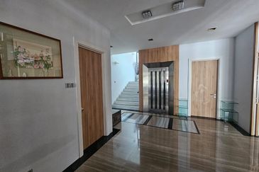 4 Storey Modern Bungalow on Guarded Street (Move in Condition)