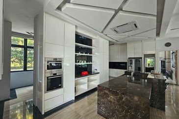 4 Storey Modern Bungalow on Guarded Street (Move in Condition)