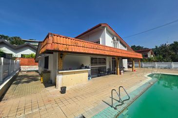 Basic Bungalow on large squarish flat land @ Bukit Tunku
