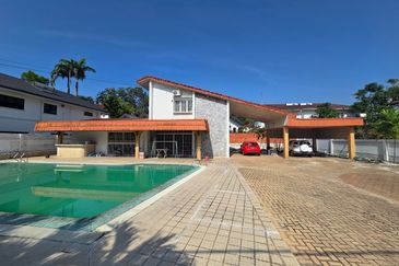 Basic Bungalow on large squarish flat land @ Bukit Tunku