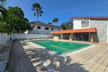 Basic Bungalow on large squarish flat land @ Bukit Tunku