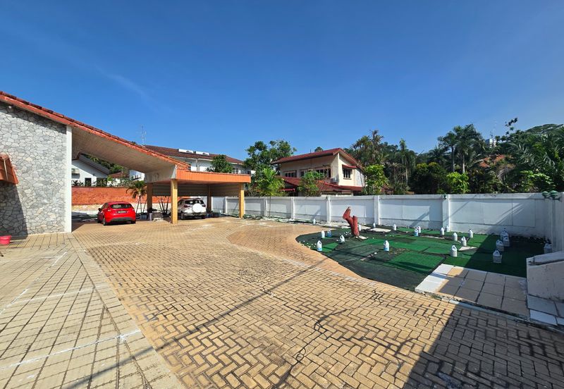 Basic Bungalow on large squarish flat land @ Bukit Tunku