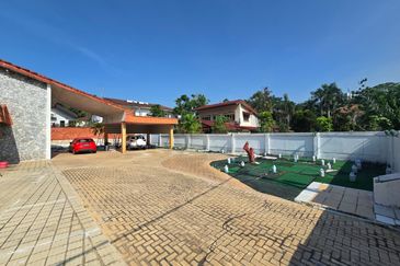 Basic Bungalow on large squarish flat land @ Bukit Tunku