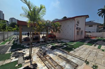 Basic Bungalow on large squarish flat land @ Bukit Tunku