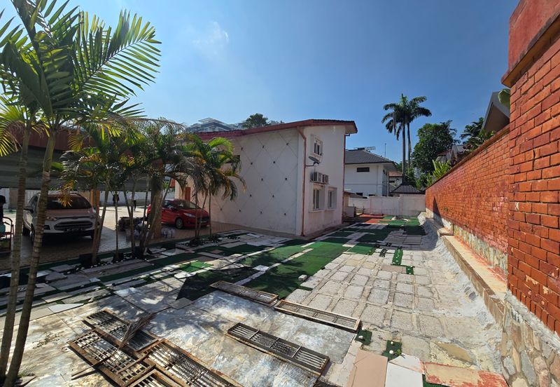 Basic Bungalow on large squarish flat land @ Bukit Tunku