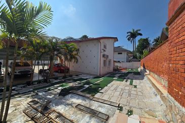 Basic Bungalow on large squarish flat land @ Bukit Tunku