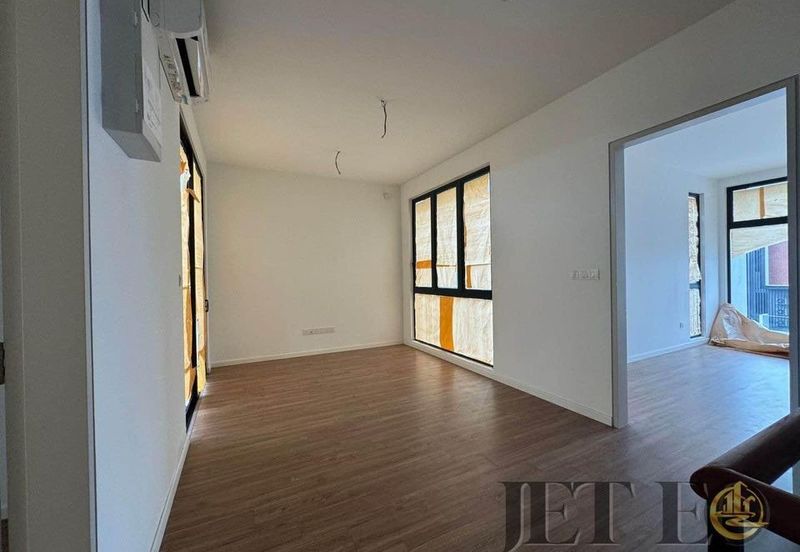 Luxura Residence @ twentyfive.7