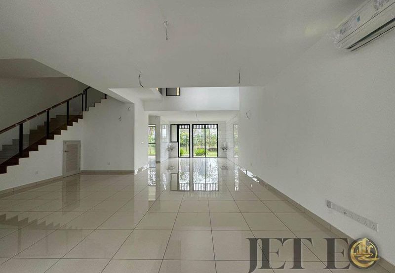 Luxura Residence @ twentyfive.7