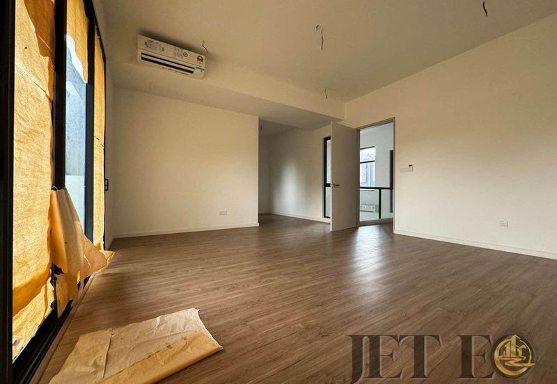 Luxura Residence @ twentyfive.7