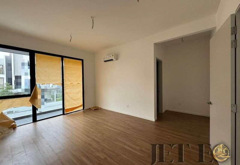 Luxura Residence @ twentyfive.7