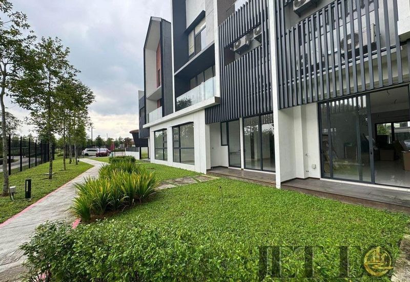 Luxura Residence @ twentyfive.7