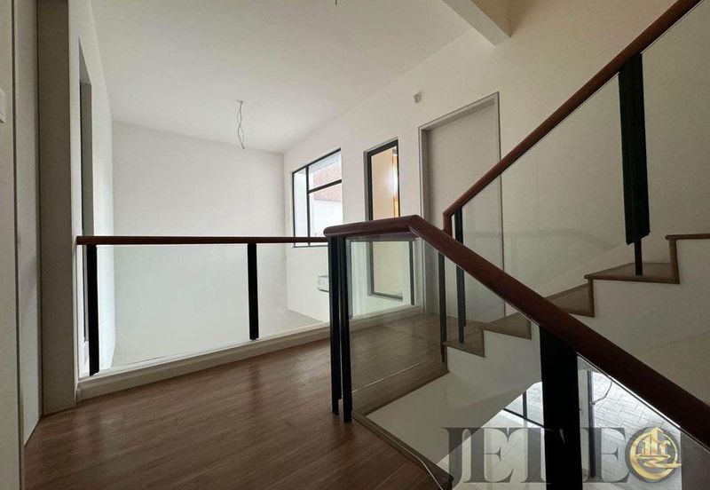 Luxura Residence @ twentyfive.7