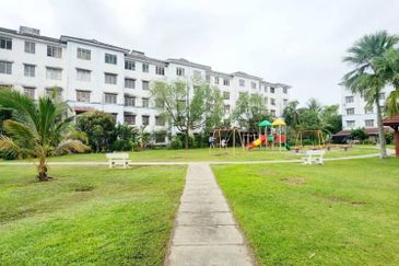 Dahlia Apartment, Putra Perdana
