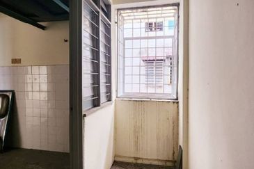 Dahlia Apartment, Putra Perdana