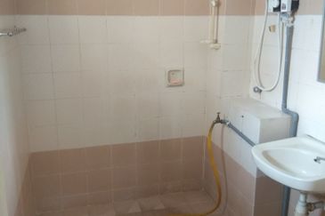 2 Storey Intermediate - USJ 11 - Near to USJ Taipan Business Centre - For Sales