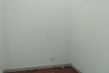 2 Storey Intermediate - USJ 11 - Near to USJ Taipan Business Centre - For Sales