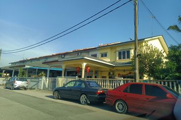 2 storey endlot with extra land - Taman Permai Perempat - Kapar - Well Kept