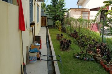 2 storey endlot with extra land - Taman Permai Perempat - Kapar - Well Kept