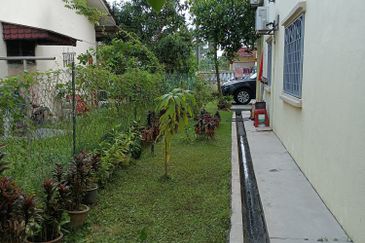 2 storey endlot with extra land - Taman Permai Perempat - Kapar - Well Kept