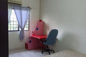 2 storey endlot with extra land - Taman Permai Perempat - Kapar - Well Kept