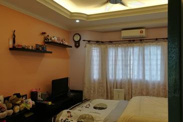 2 storey endlot with extra land - Taman Permai Perempat - Kapar - Well Kept