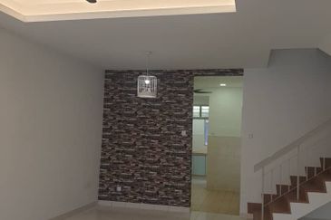 2 Storey Intermediate House - Gated and Guarded - Bandar Puteri - For Sales