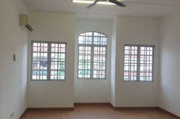 2 Storey Intermediate House - Gated and Guarded - Bandar Puteri - For Sales