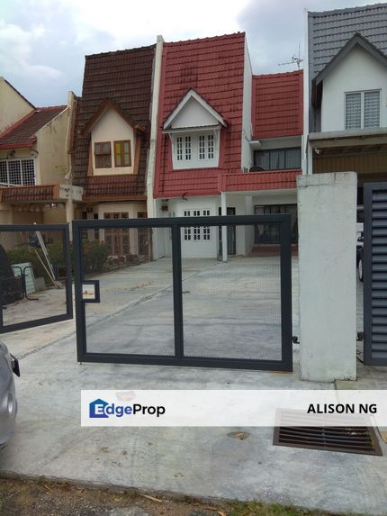 2 STOREY INTERMEDIATE HOUSE - SS19 SUBANG JAYA - LONG DRIVEWAY - FOR SALES, Selangor, Subang Jaya