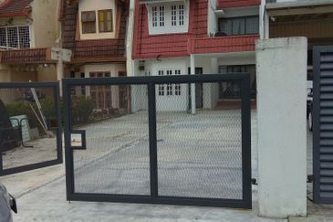 2 STOREY INTERMEDIATE HOUSE - SS19 SUBANG JAYA - LONG DRIVEWAY - FOR SALES