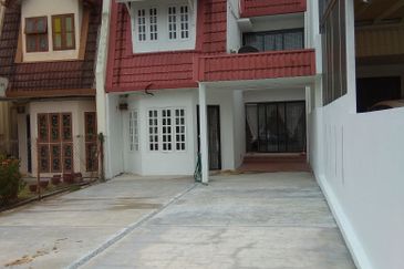 2 STOREY INTERMEDIATE HOUSE - SS19 SUBANG JAYA - LONG DRIVEWAY - FOR SALES