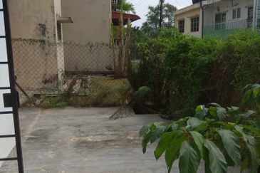 2 STOREY INTERMEDIATE HOUSE - SS19 SUBANG JAYA - LONG DRIVEWAY - FOR SALES