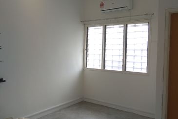 2 STOREY INTERMEDIATE HOUSE - SS19 SUBANG JAYA - LONG DRIVEWAY - FOR SALES