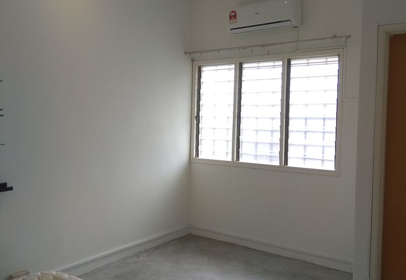 2 STOREY INTERMEDIATE HOUSE - SS19 SUBANG JAYA - LONG DRIVEWAY - FOR SALES