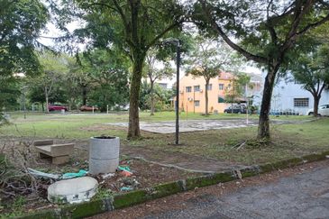 Shah Alam - Berjaya Park Phase 1 - 2 Storey Terrace Endlot - Beside Playground - For Sales