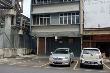 Klang Jalan Meru - 3 Storey Shop Office - Endlot - Near to LRT3 station - For Sales